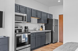 Estudio, para no fumadores | Cocina privada | Refrigerador, microondas, horno y parrilla de estufa