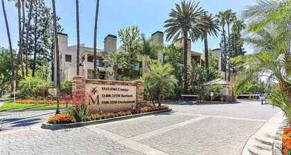 Woodland Hill Condo with Pool, Gym, Free Parking