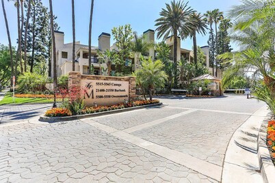 Woodland Hill Condo with Pool, Gym, Free Parking