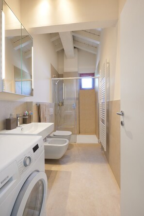Een douche, een haardroger, handdoeken
