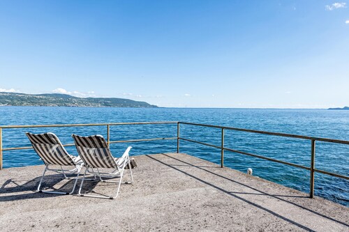 Ferienwohnung 'Perla Azzurra Mit Seezugang' mit Seeblick, Wi-Fi und Klimaanlage