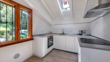 Frigorifero, forno, piano cottura, lavastoviglie