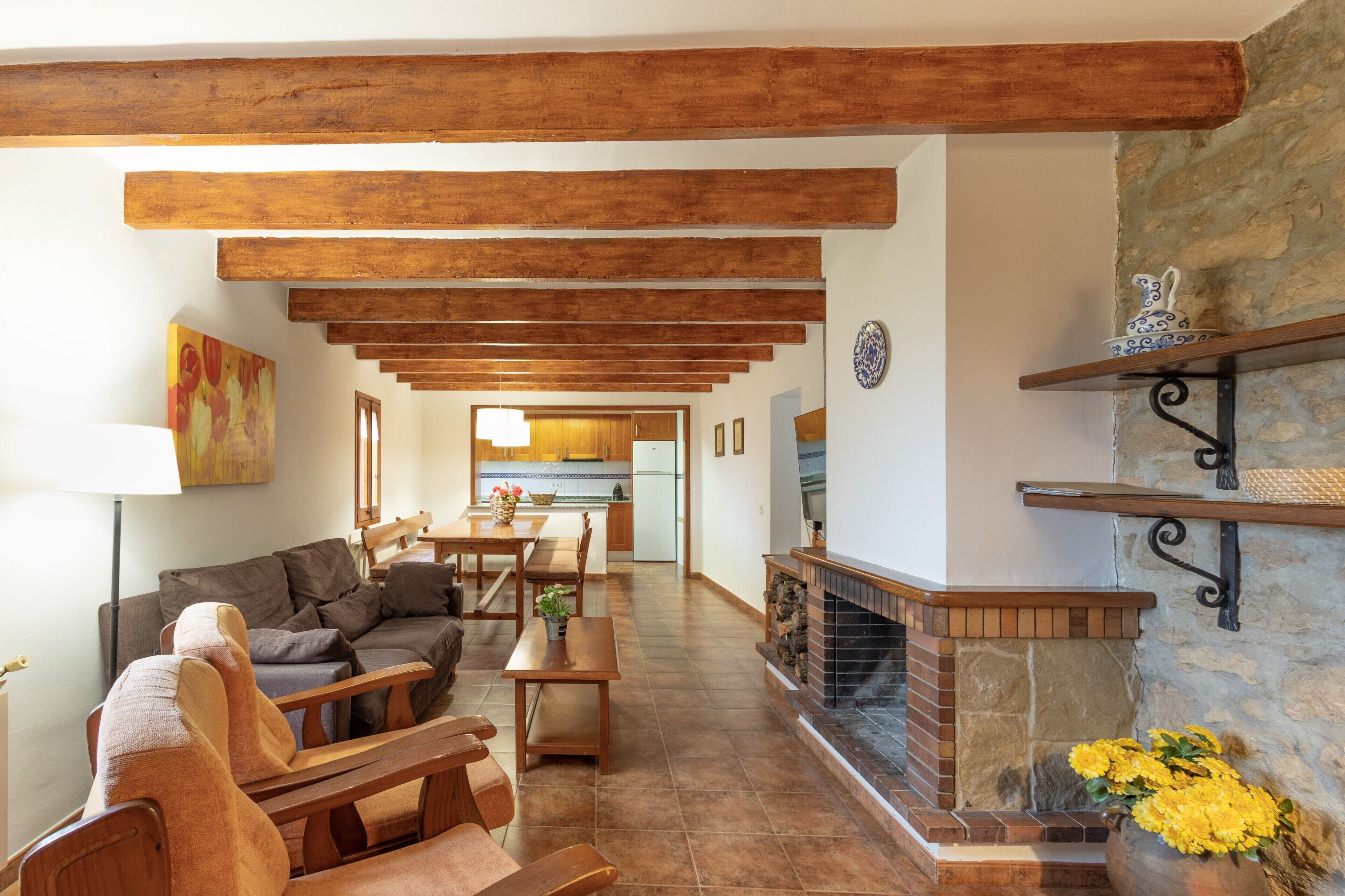 Een televisie, een open haard en een tafeltennistafel