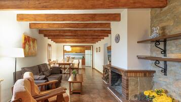 Een televisie, een open haard en een tafeltennistafel