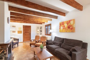 Fernseher, Kamin, Tischtennisplatte