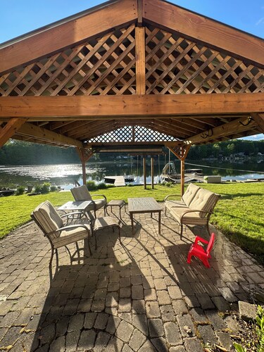 Tranquil waterfront retreat 3-bedroom house with WiFi in charming Bath NY