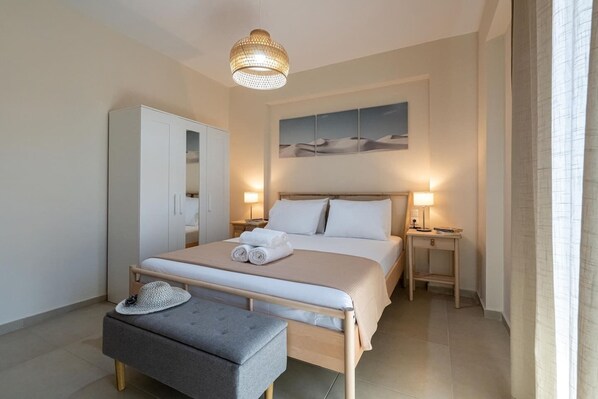 1 quarto, escrivaninha, ferros/tábuas de passar roupa, berço de viagem