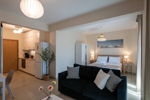 1 quarto, escrivaninha, ferros/tábuas de passar roupa, berço de viagem