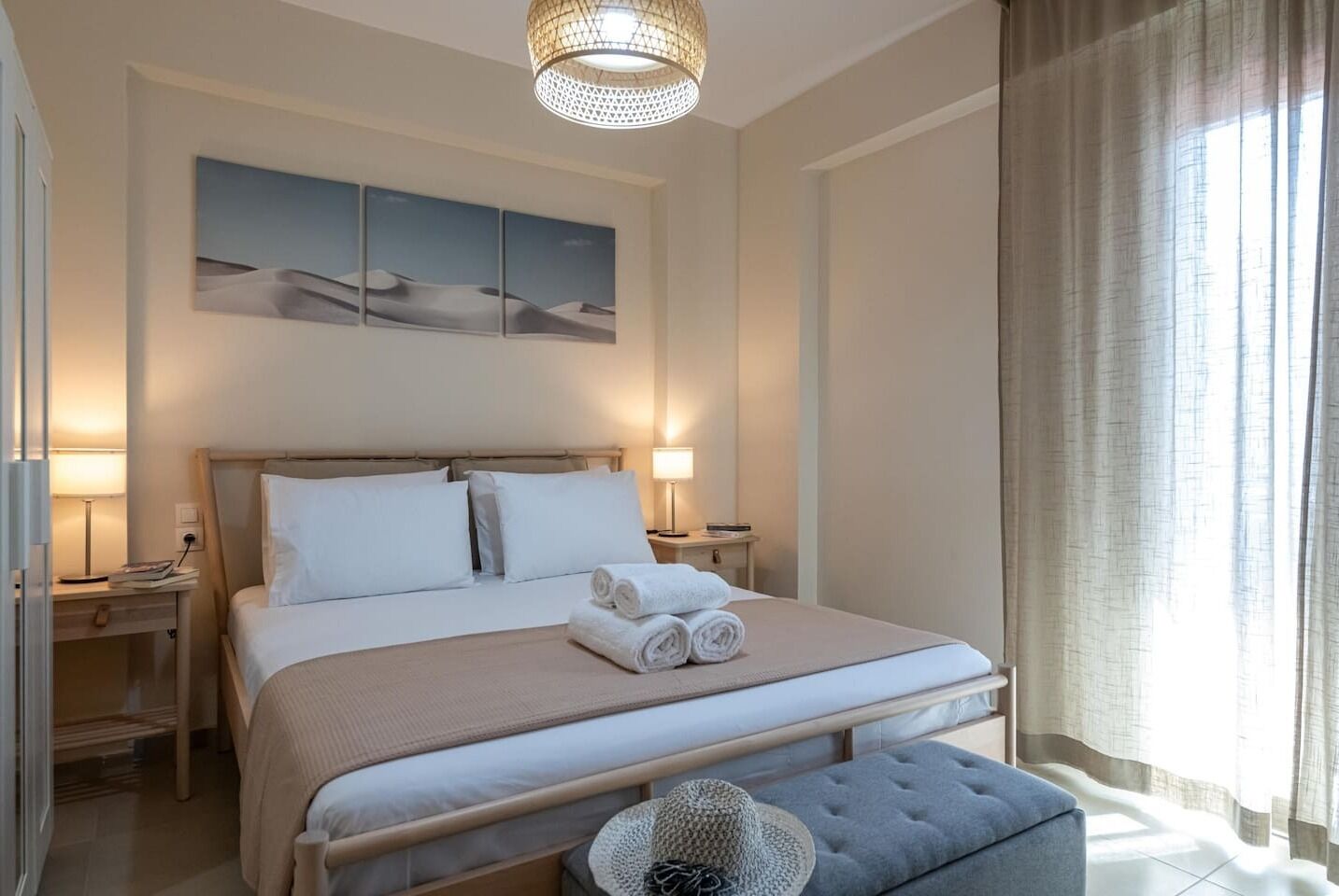 1 chambre, bureau, fer et planche à repasser, lit parapluie