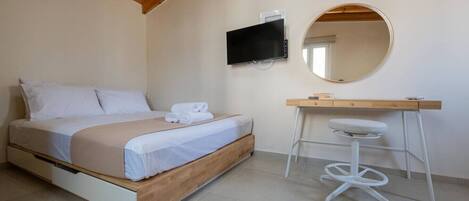 1 slaapkamer, een bureau, een strijkplank/strijkijzer, reisbedje