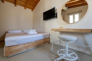 1 chambre, bureau, fer et planche à repasser, lit parapluie