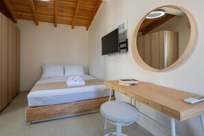 1 habitación, escritorio, tabla de planchar con plancha y cuna de viaje 