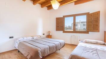 4 bedrooms, free WiFi, bed sheets