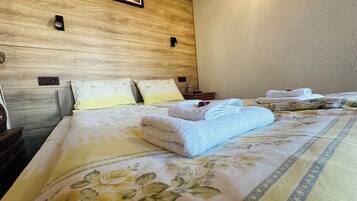 4 bedrooms, iron/ironing board, WiFi, bed sheets