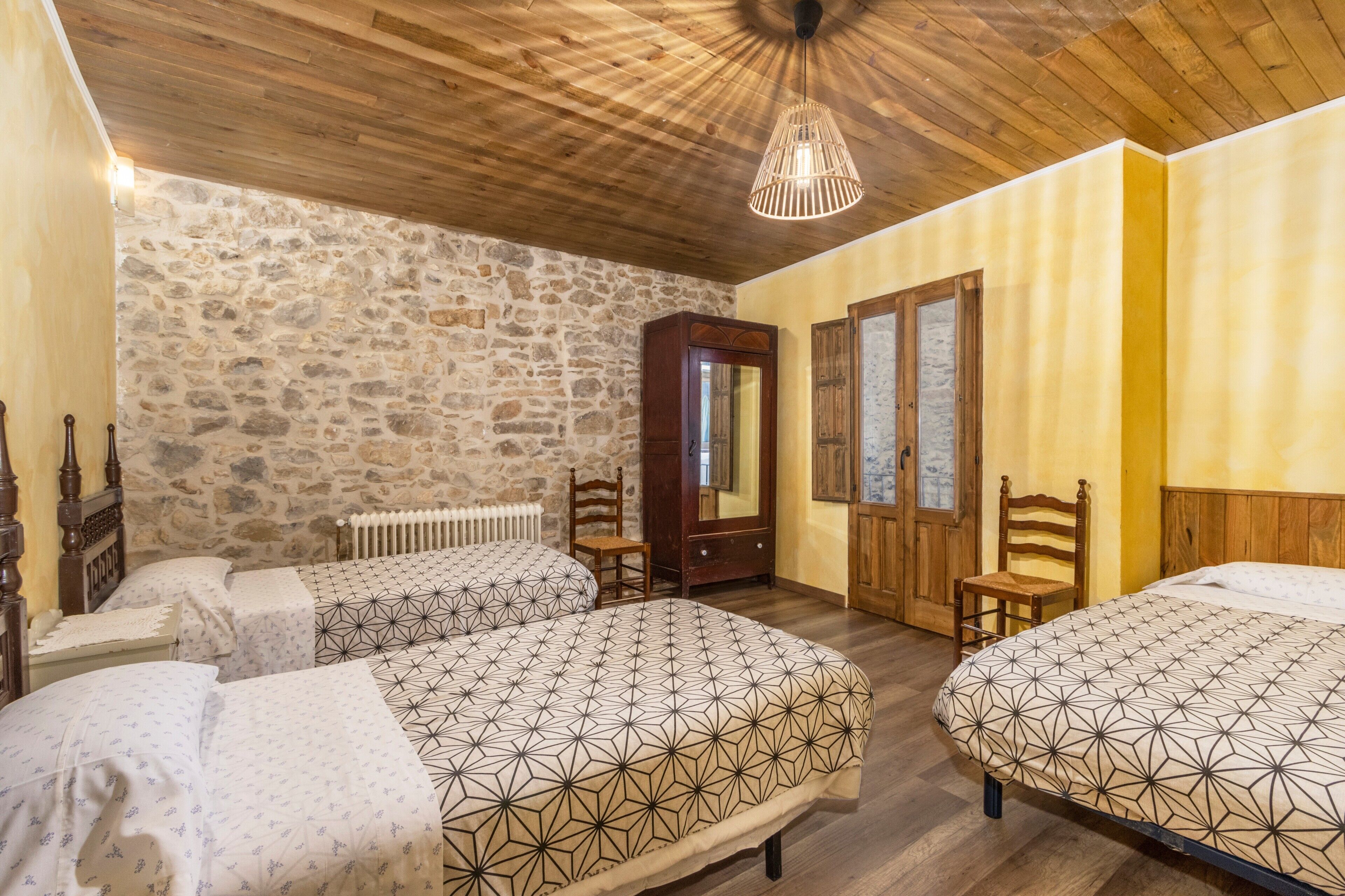 4 bedrooms, iron/ironing board, free WiFi, bed sheets