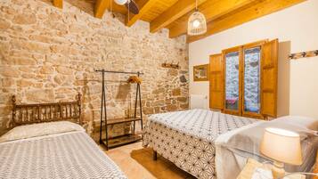 4 bedrooms, iron/ironing board, free WiFi, bed sheets