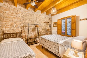 4 chambres, fer et planche à repasser, Wi-Fi gratuit, draps fournis