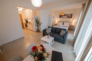1 sovrum, skrivbord, strykjÀrn/strykbrÀda och resesÀng
