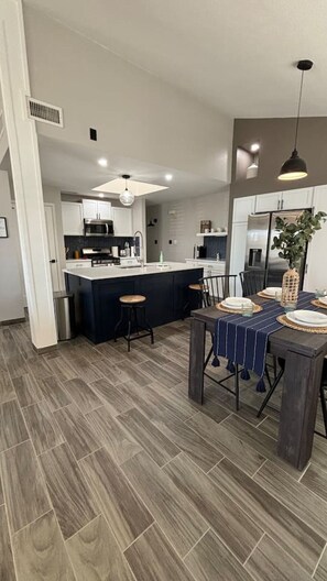 Dining - Stylish Escape/3BDRM & fireplace (El Paso)