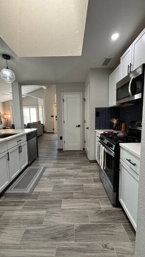 Mikrowelle, Ofen, Herdplatte, Geschirrspüler