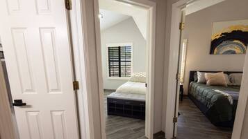 Une chambre à coucher avec un lit, un banc et une fenêtre équipée de stores.