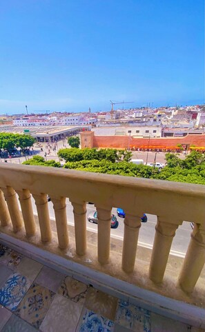 Appartement luxueux, vue sur la ville | Vue de la chambre