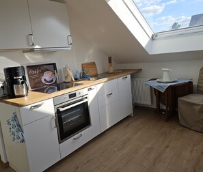 Jääkaappi, mikroaaltouuni, uuni, liesi