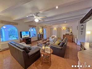 TV - Renovated Mediterranean villa in Benissa for 10 people with 14x5 m swimming pool, parking for 4 cars and mountain views - Villa Mirasol (Benissa)