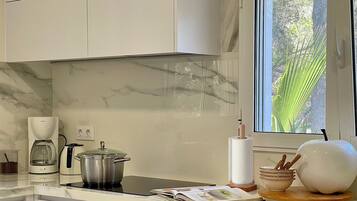 Frigorífico, microondas, horno y lavavajillas