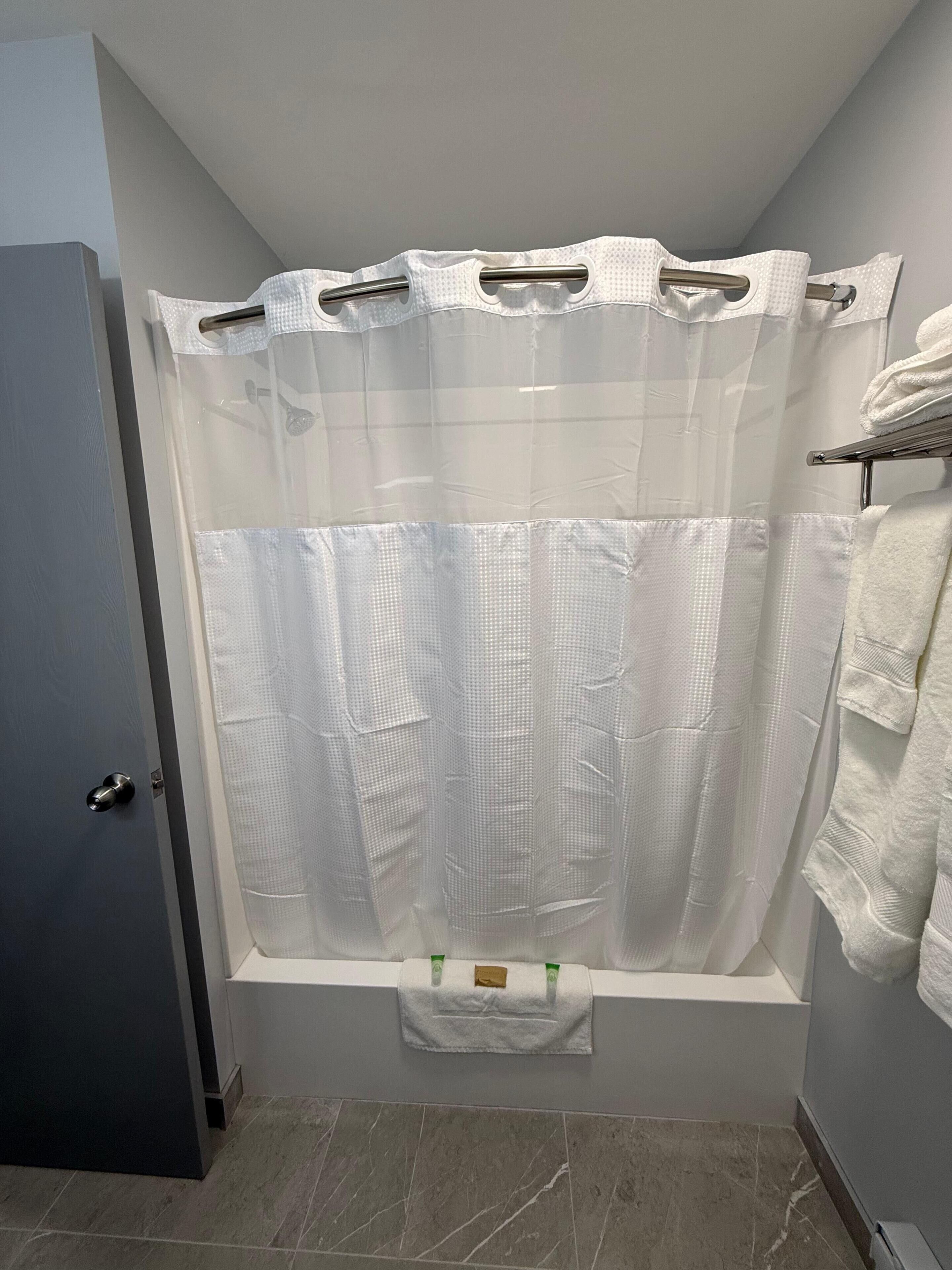 Badekar, hårtørrer, håndklæder, Sæbe