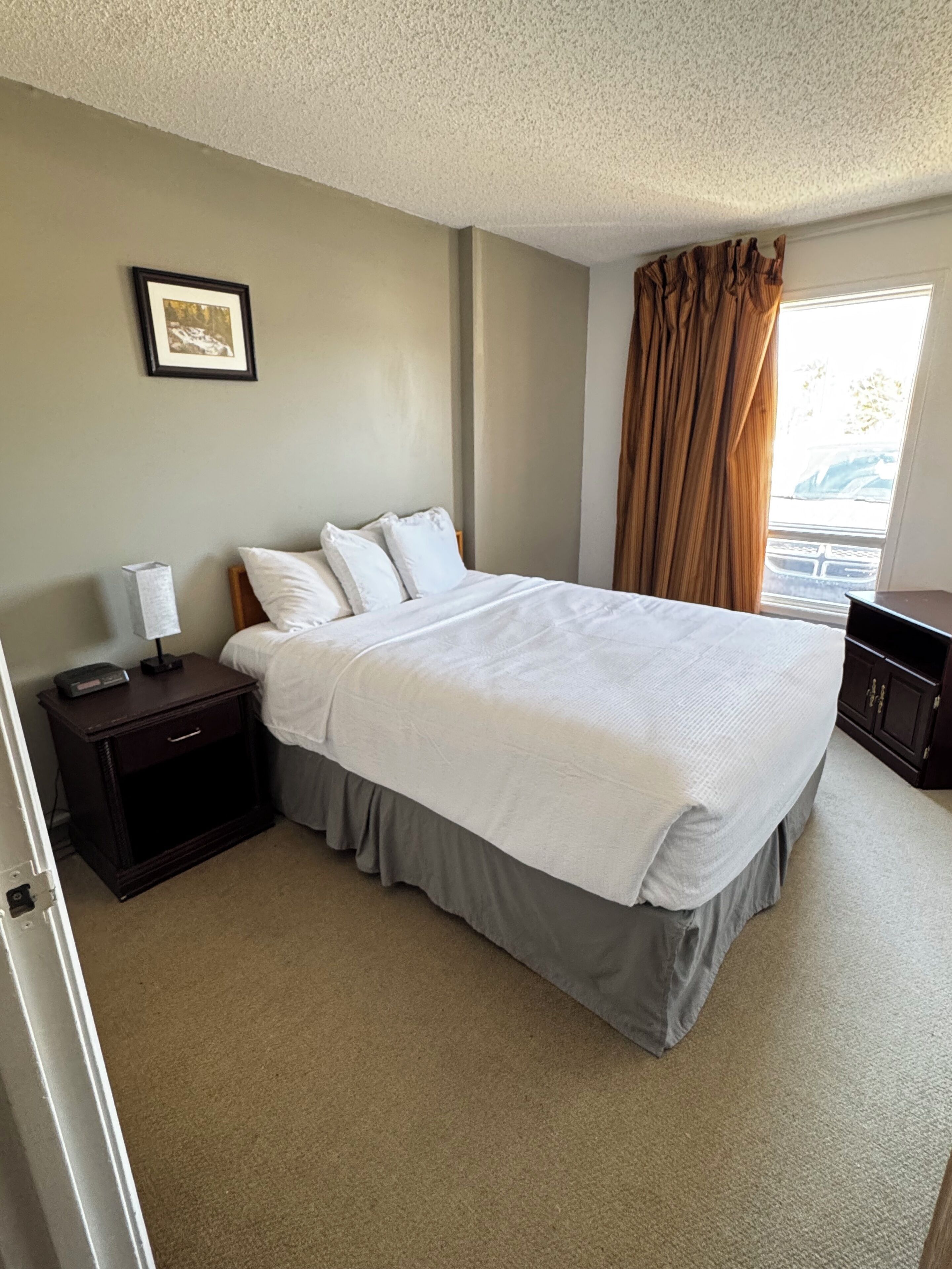 Premium bedding, down duvets, pillow-top beds, desk