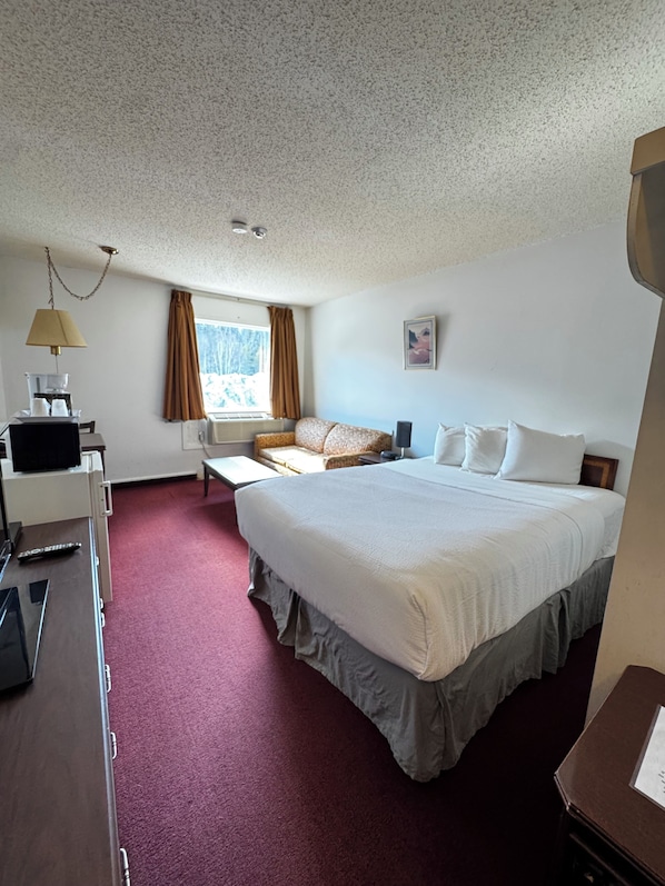 أغطية فراش متميزة وألحفة محشوة بالريش وأسرّة بطبقة علوية مريحة ومكتب