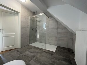 Doccia, asciugacapelli, asciugamani, sapone