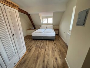 1 slaapkamer, een kluis op de kamer, een bureau