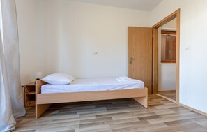 3 bedrooms, travel cot, free WiFi, bed sheets