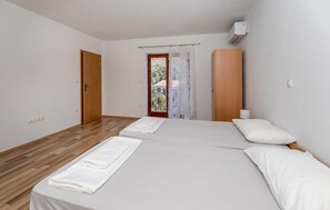 3 室のベッドルーム、旅行用ベビーベッド、WiFi (無料)、ベッドシーツ