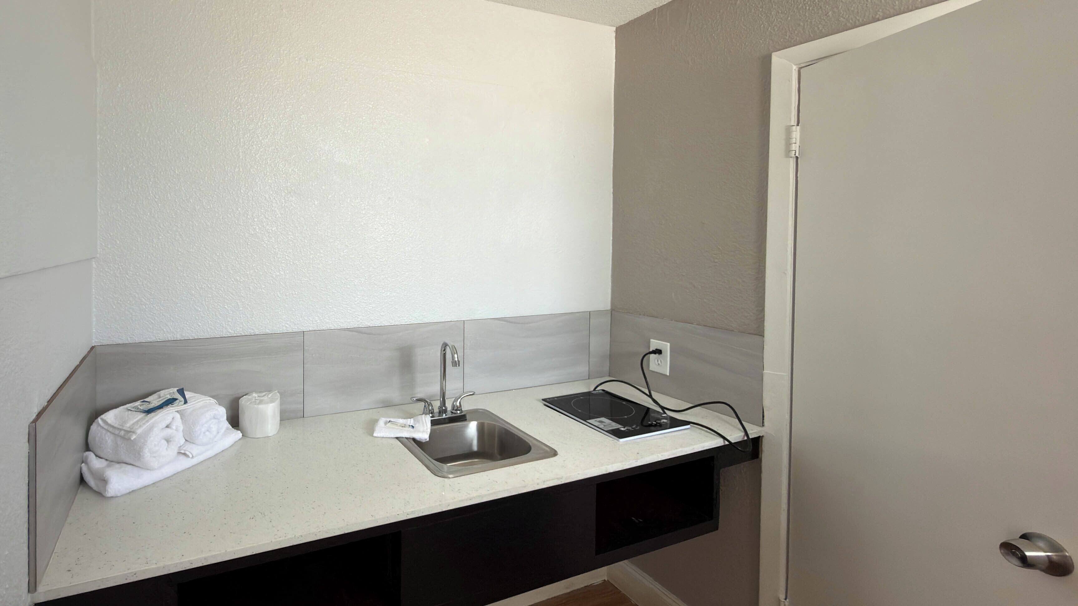 Room, 1 King Bed, Non Smoking, Kitchen | Free WiFi, bed sheets