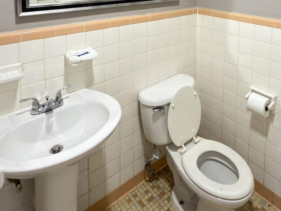 Handuk, sabun, sampo, dan tisu toilet