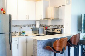Réfrigérateur, four à micro-ondes, un four, surface de cuisson