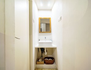 Chuveiro, secador de cabelo, toalhas de banho, sabonete