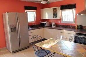 Kjøleskap, mikrobølgeovn, ovn og oppvaskmaskin