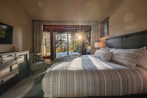 5 chambres, bureau, fer et planche à repasser, lit de bébé portatif