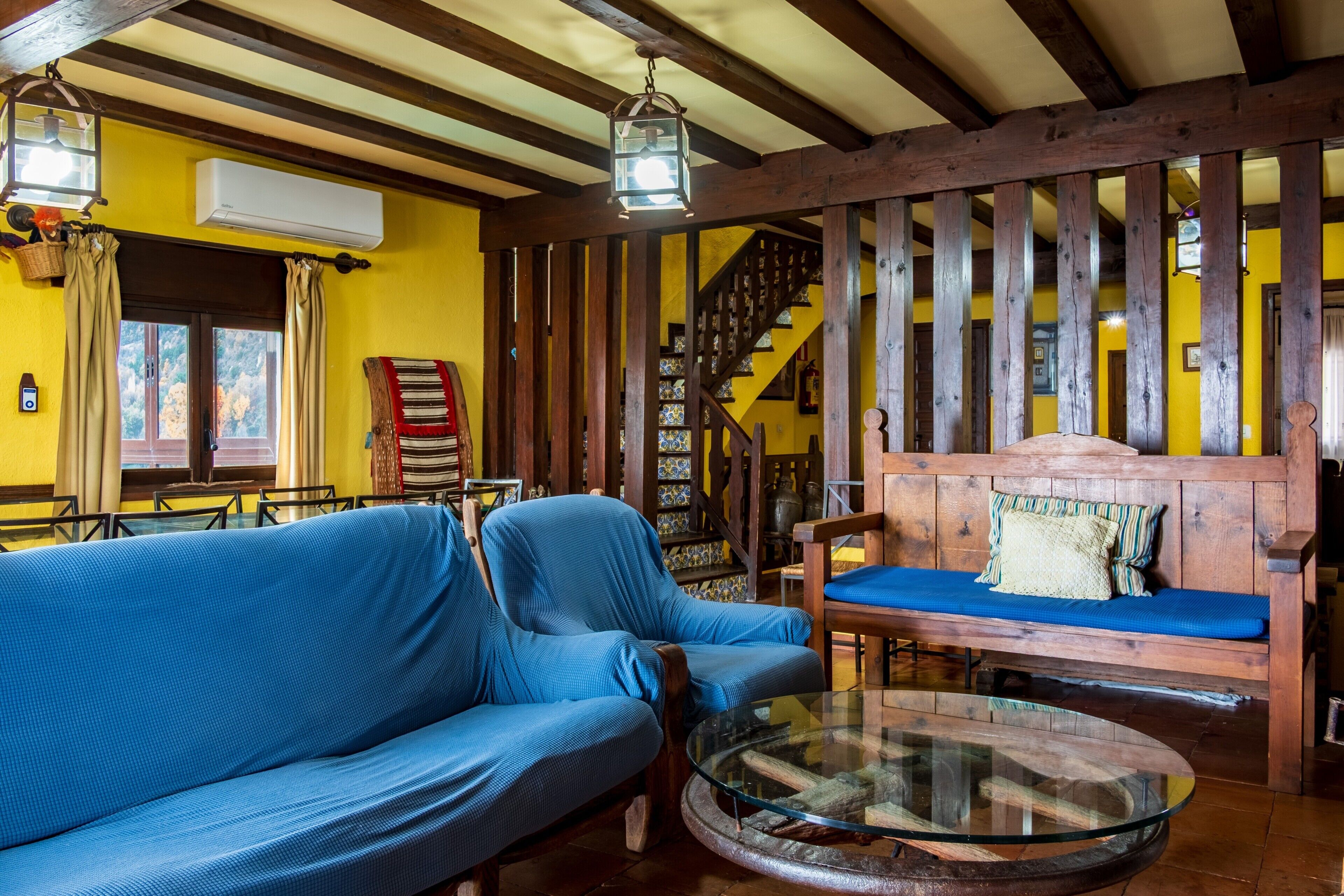 Televisie, een open haard en een tafeltennistafel