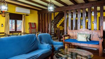 Televisie, een open haard en een tafeltennistafel