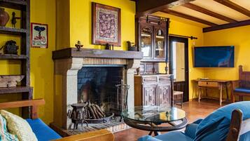 Fernseher, Kamin, Tischtennisplatte