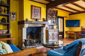 Télévision, cheminée, table de tennis de table