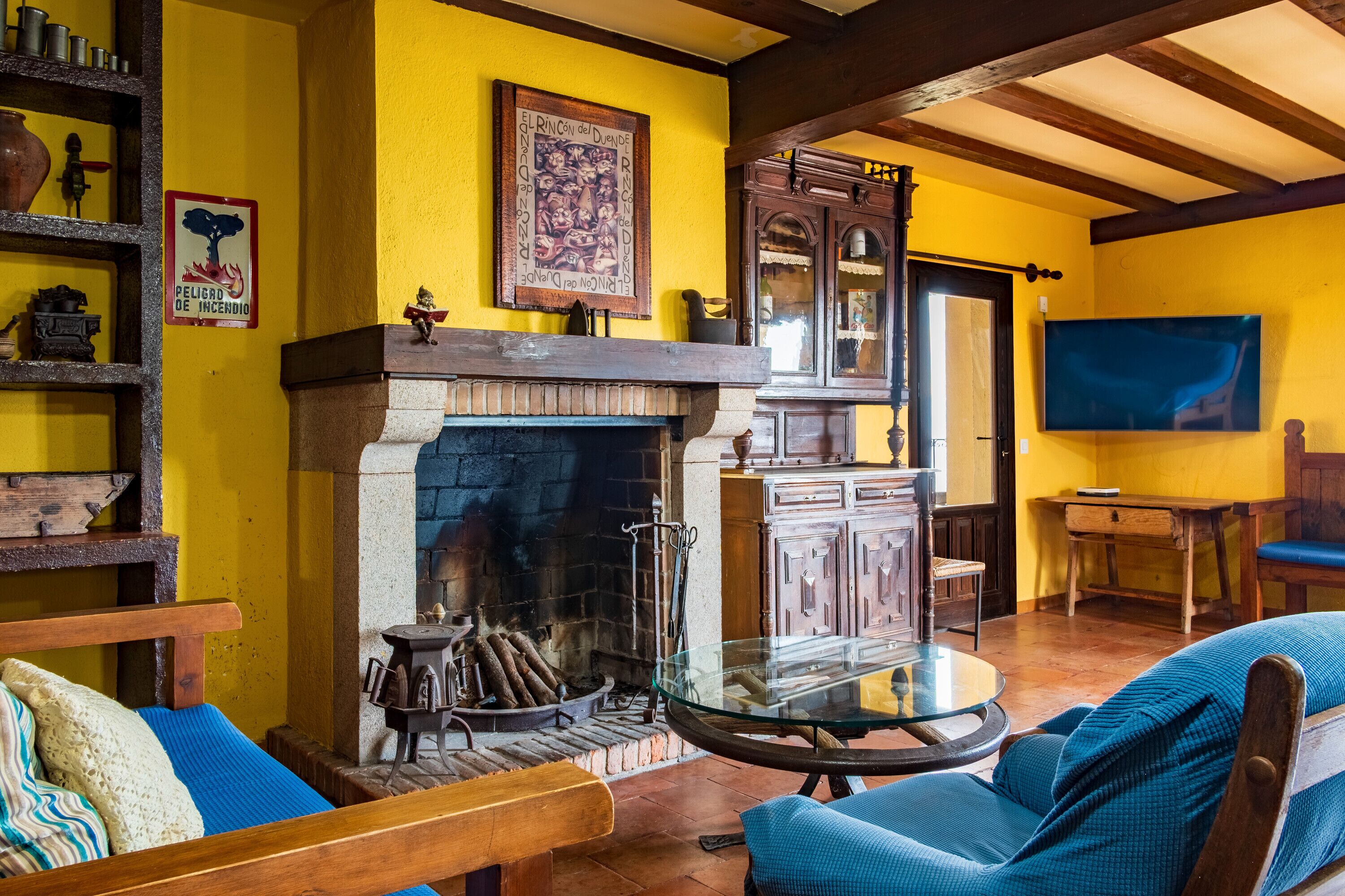 Fernseher, Kamin, Tischtennisplatte