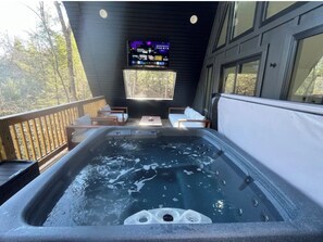Outdoor spa tub