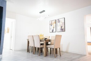 Dining - Charming 3BR Miami Home with Stylish Lounge, Coffee Bar & Peaceful Vibes (Miami)