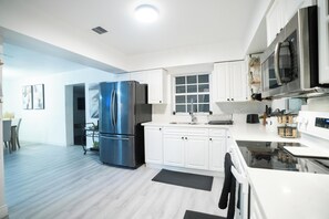 Fridge, microwave, oven, stovetop - Charming 3BR Miami Home with Stylish Lounge, Coffee Bar & Peaceful Vibes (Miami)